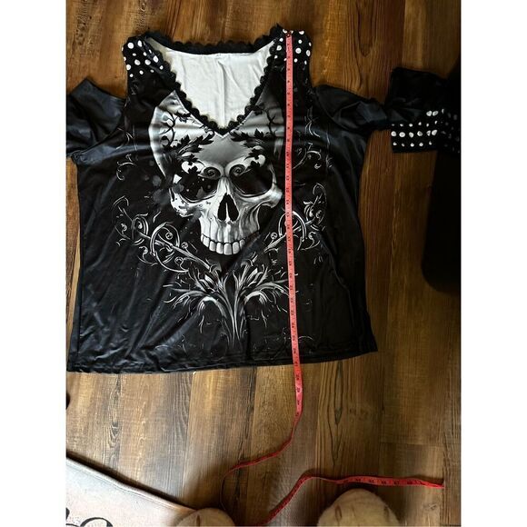 Skull V-neck Long sleeve top with contrast trim, medium stretch Tag says 2X but - Picture 3 of 11